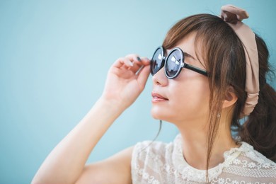 asian woman wearing sunglasses (sunlight, ultraviolet rays)

