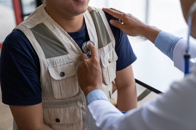 the doctor examines the patient's heart to analyze and listen to whether the heart rhythm is abnormal or normal in order to diagnose and draw conclusions from the patient for further treatment.