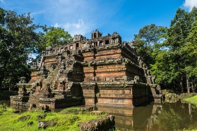 phimeanakas or vimeanakas  at angkor, cambodia, is a hindu temple in the khleang style, built at the end of the 10th century, during the reign of rajendravarman