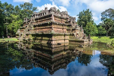 phimeanakas or vimeanakas  at angkor, cambodia, is a hindu temple in the khleang style, built at the end of the 10th century, during the reign of rajendravarman