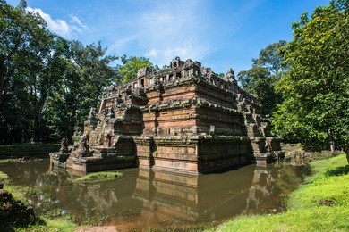 phimeanakas or vimeanakas  at angkor, cambodia, is a hindu temple in the khleang style, built at the end of the 10th century, during the reign of rajendravarman