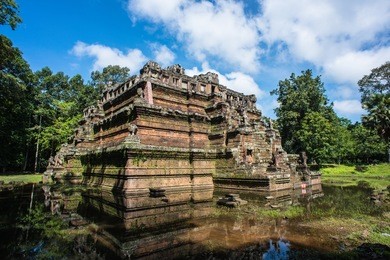 phimeanakas or vimeanakas  at angkor, cambodia, is a hindu temple in the khleang style, built at the end of the 10th century, during the reign of rajendravarman