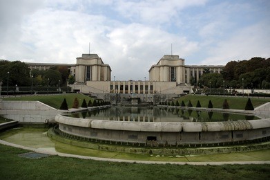 pond at the centre of jardins du trocadero below palais de chaillot