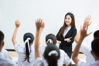 the teacher asks students all students can answer questions. it raised questions