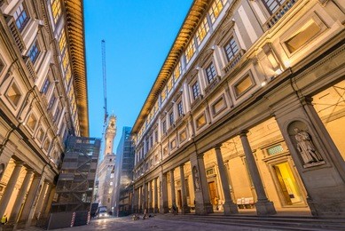 florence. uffizi building at night.