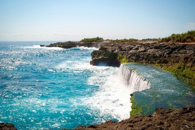 devil's tears cliffs at nusa lembongan island, indonesia