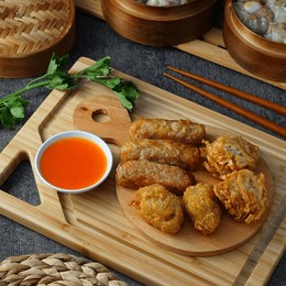 dimsum dishes featuring chicken as the main ingredient with various topping.
chicken dim sum is often served with various sauces to enhance its flavor.