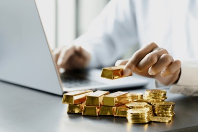 gold investing, hand holding gold for financial investment