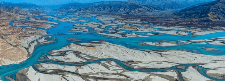 braided river landscape of the yarlung zangbo river in tibet, china