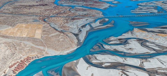 braided river landscape of the yarlung zangbo river in tibet, china