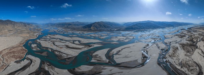 braided river landscape of the yarlung zangbo river in tibet, china