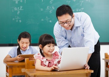 teacher teaching the computer with children  in classroom
