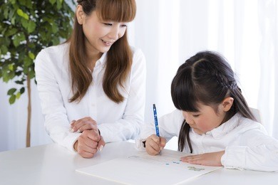 little girl will be taught by mother