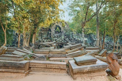 beng mealea temple ruines in the middle of jungle forest
