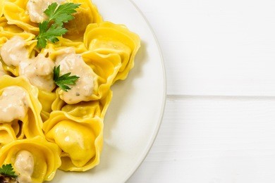 italian pasta, tortelloni with mushroom cream, texture
