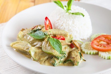 thai food, thai chicken green curry with stream rice (kang kiew wan)