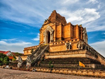 buddhist temple wat chedi luang. chiang mai, thailand