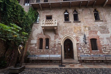juliet's balcony and juliet statue - verona - italy