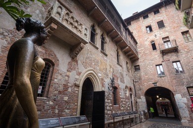 juliet's balcony and juliet statue - verona - italy