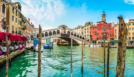 panoramic view of famous canal grande with famous rialto bridge in venice, italy