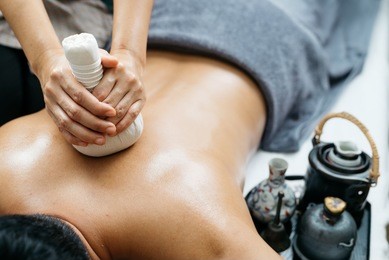 thai massage series : back and shoulder massage