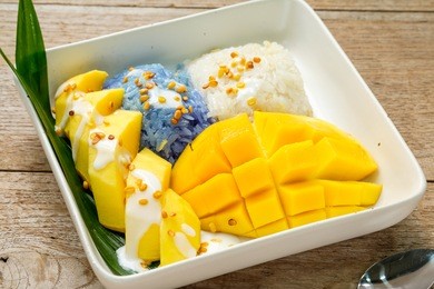 thai dessert, mango with sticky rice.