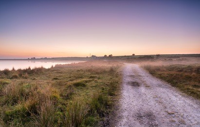 evening mist rolling in across moorland at dozmary pool a remote spot on bodmin moor in cornwall