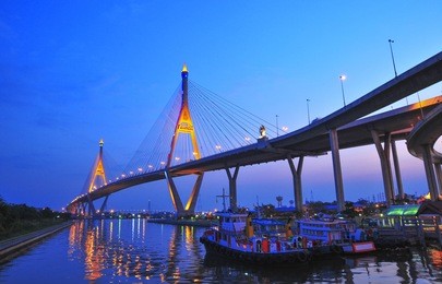 bhumibol bridge in thailand,the bridge crosses the chao phraya river .