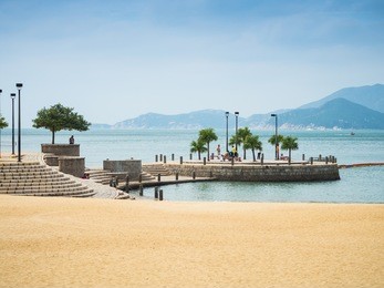 people enjoying at repulse bay beach.