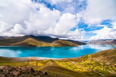 holy lake in tibet (yamdrok lake)