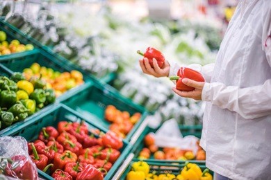blur background of people shopping in supermarket