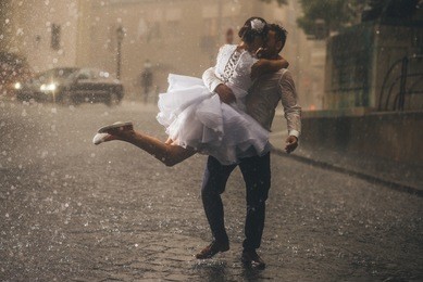 wedding couple dancing in the rain