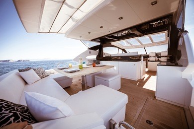 table setting luxury motoryacht