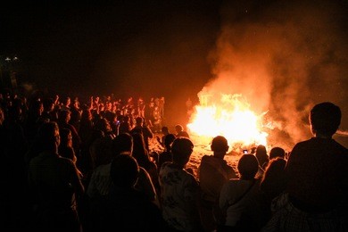 people watching the bonfire