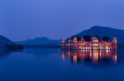 jal mahal at blue hour
this palace in jaipur is one the most known because of its location: in the middle of the lake.