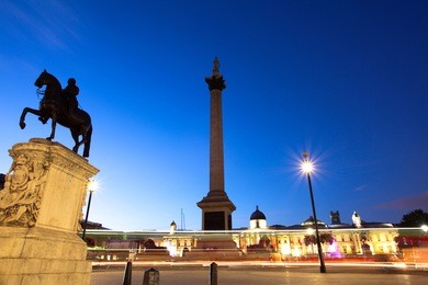  night shot of trafalgar square, london