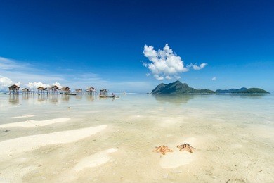 landscape view borneo sea gypsy water village in mabul maiga island, malaysia.