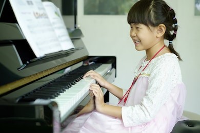 girl play piano
