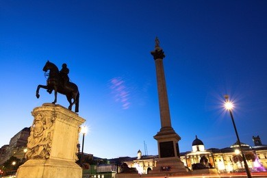  night shot of trafalgar square, london