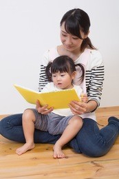 kid enjoy with story telling