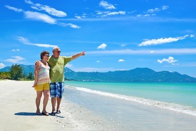 成人 老年人 海滩 好看 蓝色 休闲 高加索人 庆祝 服装 夫妇 老年人 拥抱 女 快乐 节假日 水平 爱 男 婚姻 已婚 成熟 男人 海洋 户外 棕榈 天堂 人 人 度假村 退休 退休 浪漫 浪漫 海 高级 六十年代 天空 压痛 一起 游客 旅行 热带 两个 假期 步行 妇女