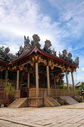 the khoo kongsi is a large chinese clanhouse with elaborate and highly ornamented architecture, a mark of the dominant presence of the chinese in penang