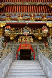 the khoo kongsi is a large chinese clanhouse with elaborate and highly ornamented architecture, a mark of the dominant presence of the chinese in penang