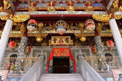 the khoo kongsi is a large chinese clanhouse with elaborate and highly ornamented architecture, a mark of the dominant presence of the chinese in penang