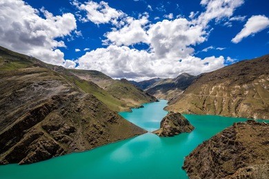 turquoise yamdrok lake in tibet, china