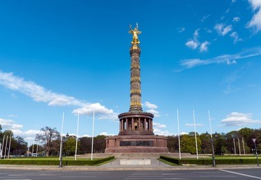 the statue of victory at the tiergarten in berlin