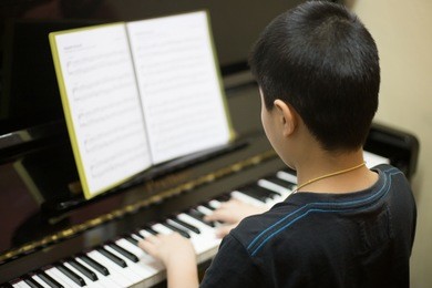 the boys plays piano