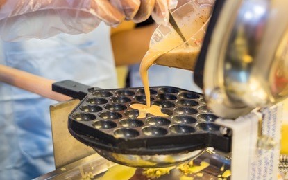 making hong kong style egg waffle.