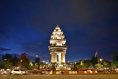 independence monument in phnom penh