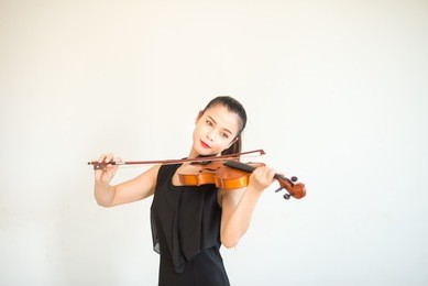 asian woman violin player 